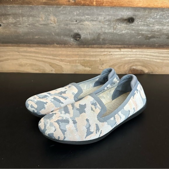 CLARKS Cloudstepper 7.5 M Fabric Carly Dream Flats Pink Gray Camo Slip On Loafer - Picture 1 of 10